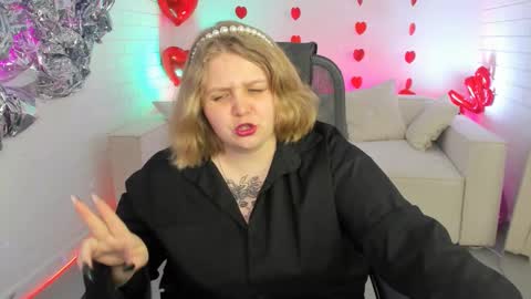 Snapshot of sladadeew chatting on February 17, 12:16 pm Slada Deew online show from February 17, 12:16 pm