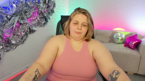 Snapshot of sladadeew chatting on February 4, 3:15 pm Slada Deew online show from February 4, 3:15 pm