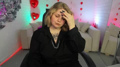 Snapshot of sladadeew chatting on February 19, 12:11 pm Slada Deew online show from February 19, 12:11 pm