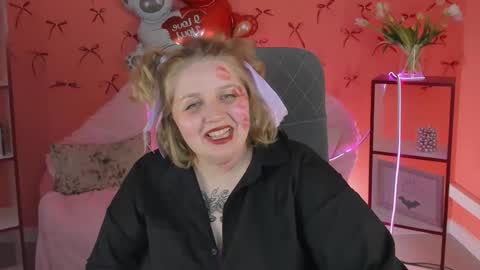 Snapshot of sladadeew chatting on February 14, 2:12 pm Slada Deew online show from February 14, 2:12 pm