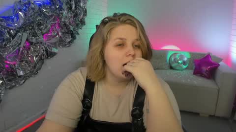Snapshot of sladadeew chatting on February 2, 9:07 am Slada Deew online show from February 2, 9:07 am