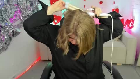Snapshot of sladadeew chatting on February 17, 9:03 am Slada Deew online show from February 17, 9:03 am