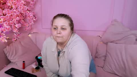 Snapshot of sladadeew chatting on September 20, 9:34 am Slada Deew online show from September 20, 9:34 am