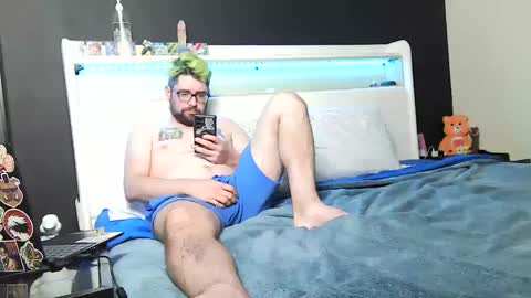 Snapshot of snackonzach chatting on December 10, 3:20 am snackonzach online show from December 10, 3:20 am