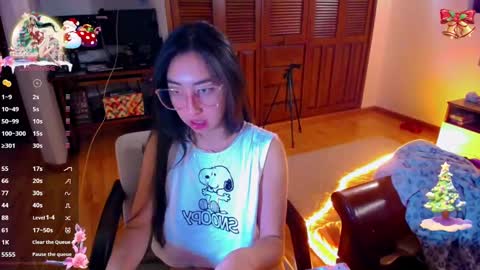 Snapshot of sofia_vanner chatting on December 17, 4:01 am SOFIA online show from December 17, 4:01 am