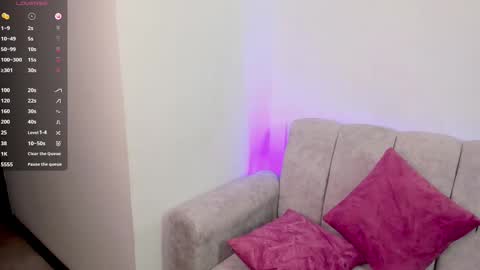 Snapshot of sophie_alice chatting on February 10, 5:52 pm Alice online show from February 10, 5:52 pm