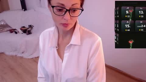 Snapshot of sophie_caring chatting on December 12, 5:10 am Sophie online show from December 12, 5:10 am