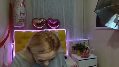 sophiekittyy online show from March 4, 7:30 am