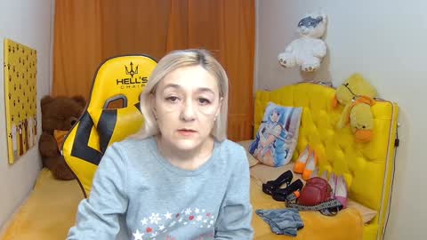 sophiekittyy online show from February 1, 7:15 am