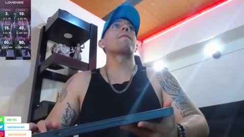 Snapshot of spartacus_cam chatting on December 7, 5:32 am online show from December 7, 5:32 am