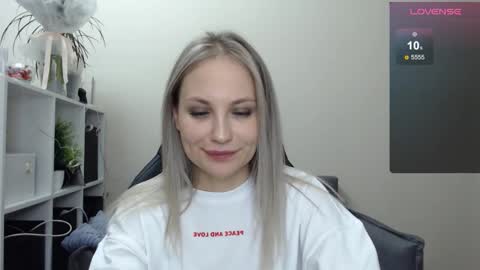Snapshot of sunny_bunny6 chatting on February 18, 4:03 pm Naomi online show from February 18, 4:03 pm