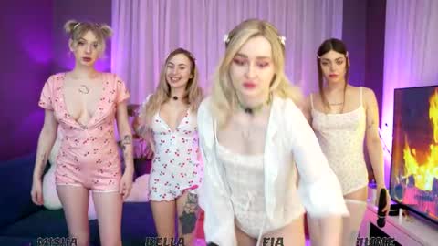 Snapshot of sunnyfia chatting on February 10, 2:19 am Fia - TG - Mia - Alice - online show from February 10, 2:19 am