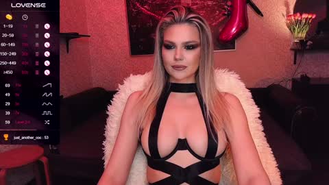 Snapshot of sunshine_vibes chatting on January 17, 3:23 am Mistress Molly online show from January 17, 3:23 am