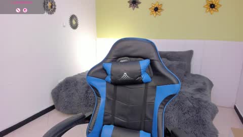 Snapshot of sussy_sweet4u chatting on March 5, 1:17 pm sussy_sweet4u online show from March 5, 1:17 pm