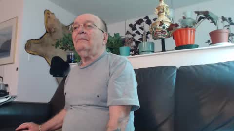 Snapshot of suv1 chatting on December 25, 5:58 am Otto online show from December 25, 5:58 am