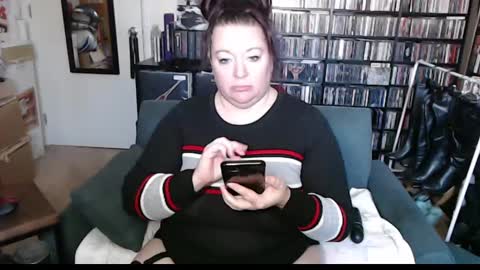 Snapshot of sweater_queen chatting on January 21, 2:59 pm Sweater Queen online show from January 21, 2:59 pm