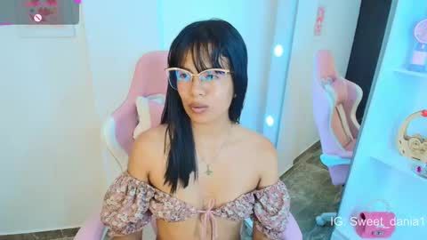 sweet_dania_ online show from March 4, 6:47 am