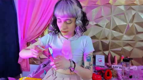 Snapshot of sweet_emmili chatting on February 17, 12:27 pm emmili online show from February 17, 12:27 pm