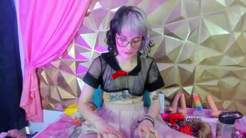 Snapshot of sweet_emmili chatting on February 3, 3:38 pm emmili online show from February 3, 3:38 pm