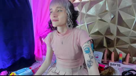 Snapshot of sweet_emmili chatting on January 18, 12:15 pm emmili online show from January 18, 12:15 pm