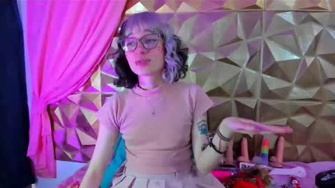 Snapshot of sweet_emmili chatting on February 18, 3:10 pm emmili online show from February 18, 3:10 pm