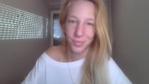 Snapshot of sweetblondye chatting on September 22, 5:33 am MayaBlonde online show from September 22, 5:33 am