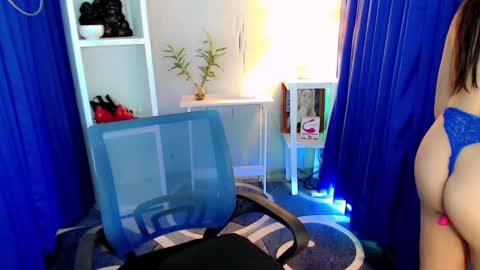 Snapshot of sweetladyapril chatting on March 1, 12:23 pm dessiree online show from March 1, 12:23 pm