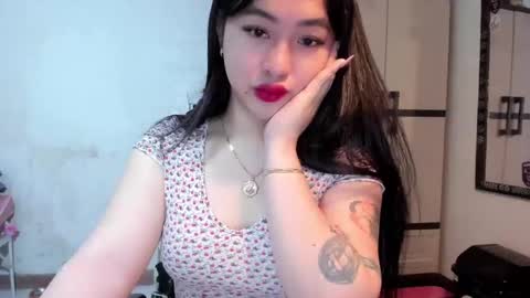 Snapshot of sweetlovepinay04 chatting on January 5, 11:55 pm Zoe online show from January 5, 11:55 pm