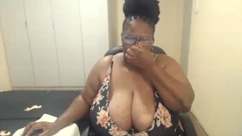 Snapshot of sweetnoziexxx chatting on February 21, 10:17 am sweetnoziexxx online show from February 21, 10:17 am