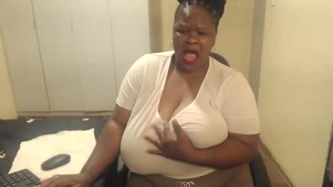 Snapshot of sweetnoziexxx chatting on February 2, 3:32 am sweetnoziexxx online show from February 2, 3:32 am