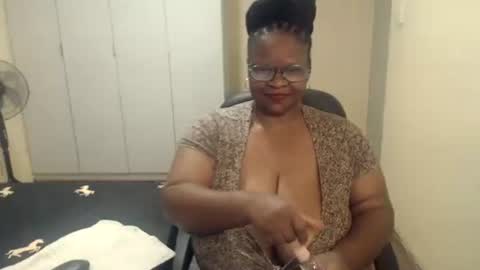 Snapshot of sweetnoziexxx chatting on February 24, 9:00 am sweetnoziexxx online show from February 24, 9:00 am
