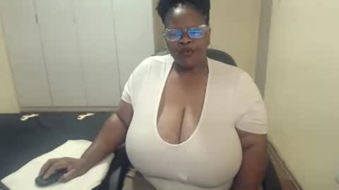 Snapshot of sweetnoziexxx chatting on February 26, 10:05 am sweetnoziexxx online show from February 26, 10:05 am
