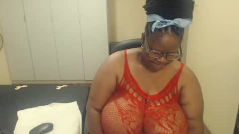 Snapshot of sweetnoziexxx chatting on February 14, 9:24 am sweetnoziexxx online show from February 14, 9:24 am