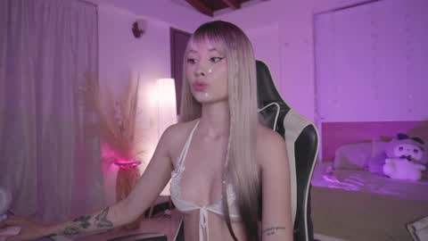 Cat independent model  online show from March 2, 4:28 am
