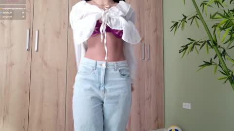 Snapshot of sweett_petite chatting on February 25, 10:31 pm online show from February 25, 10:31 pm