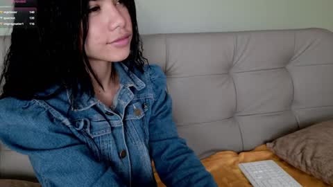 Snapshot of sweett_petite chatting on February 6, 8:13 pm online show from February 6, 8:13 pm