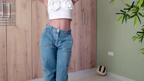 Snapshot of sweett_petite chatting on February 18, 11:08 pm online show from February 18, 11:08 pm