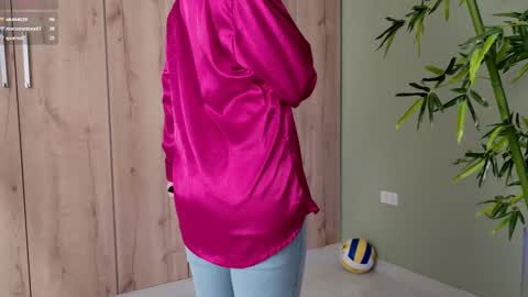Snapshot of sweett_petite chatting on February 17, 7:44 pm online show from February 17, 7:44 pm
