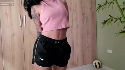 Snapshot of sweett_petite chatting on February 27, 7:58 pm online show from February 27, 7:58 pm