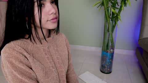 Snapshot of sweett_petite chatting on February 1, 8:05 pm online show from February 1, 8:05 pm