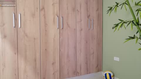 Snapshot of sweett_petite chatting on February 25, 7:27 pm online show from February 25, 7:27 pm