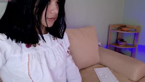 Snapshot of sweett_petite chatting on March 2, 4:42 pm online show from March 2, 4:42 pm