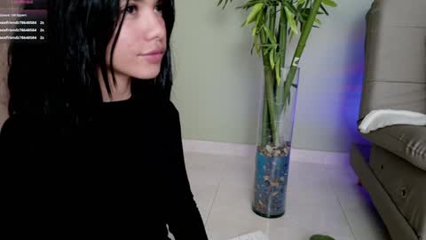 Snapshot of sweett_petite chatting on February 8, 11:13 pm online show from February 8, 11:13 pm