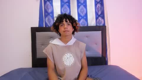 Snapshot of swwet_boy chatting on December 15, 8:58 pm swwet_boy online show from December 15, 8:58 pm