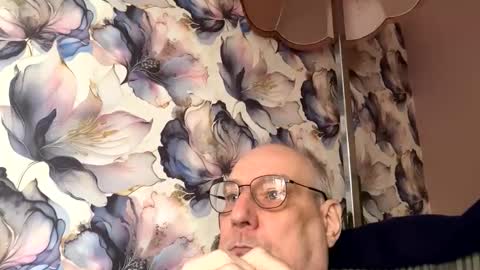 Snapshot of tebb61 chatting on September 18, 11:03 am Mark online show from September 18, 11:03 am