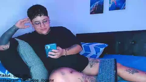 Snapshot of techno_420 chatting on January 27, 11:22 pm Charlee He online show from January 27, 11:22 pm