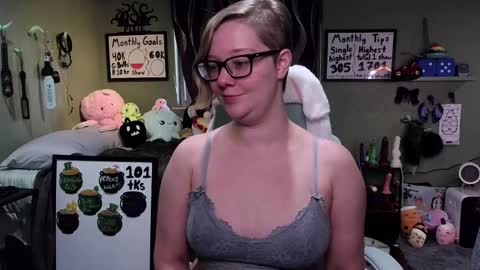 Snapshot of ten_tickle_pixie chatting on March 10, 10:13 pm Pixie and Tentacle Overlord online show from March 10, 10:13 pm
