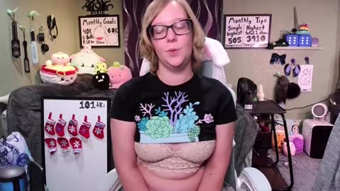 Snapshot of ten_tickle_pixie chatting on December 4, 10:24 pm Pixie and Tentacle Overlord online show from December 4, 10:24 pm