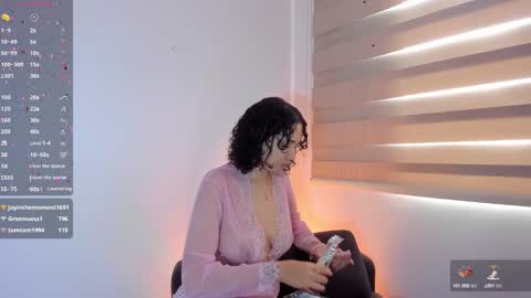 Snapshot of thaliacollins chatting on December 16, 2:05 pm Thalia online show from December 16, 2:05 pm