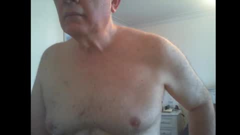 Snapshot of thickmelnik chatting on March 11, 4:41 am James online show from March 11, 4:41 am